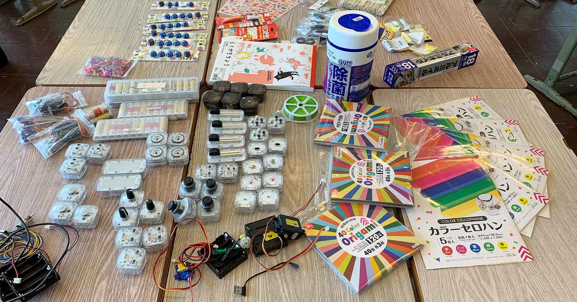 プロトタイプの制作に用いた工作素材とVIVIWARE Cell