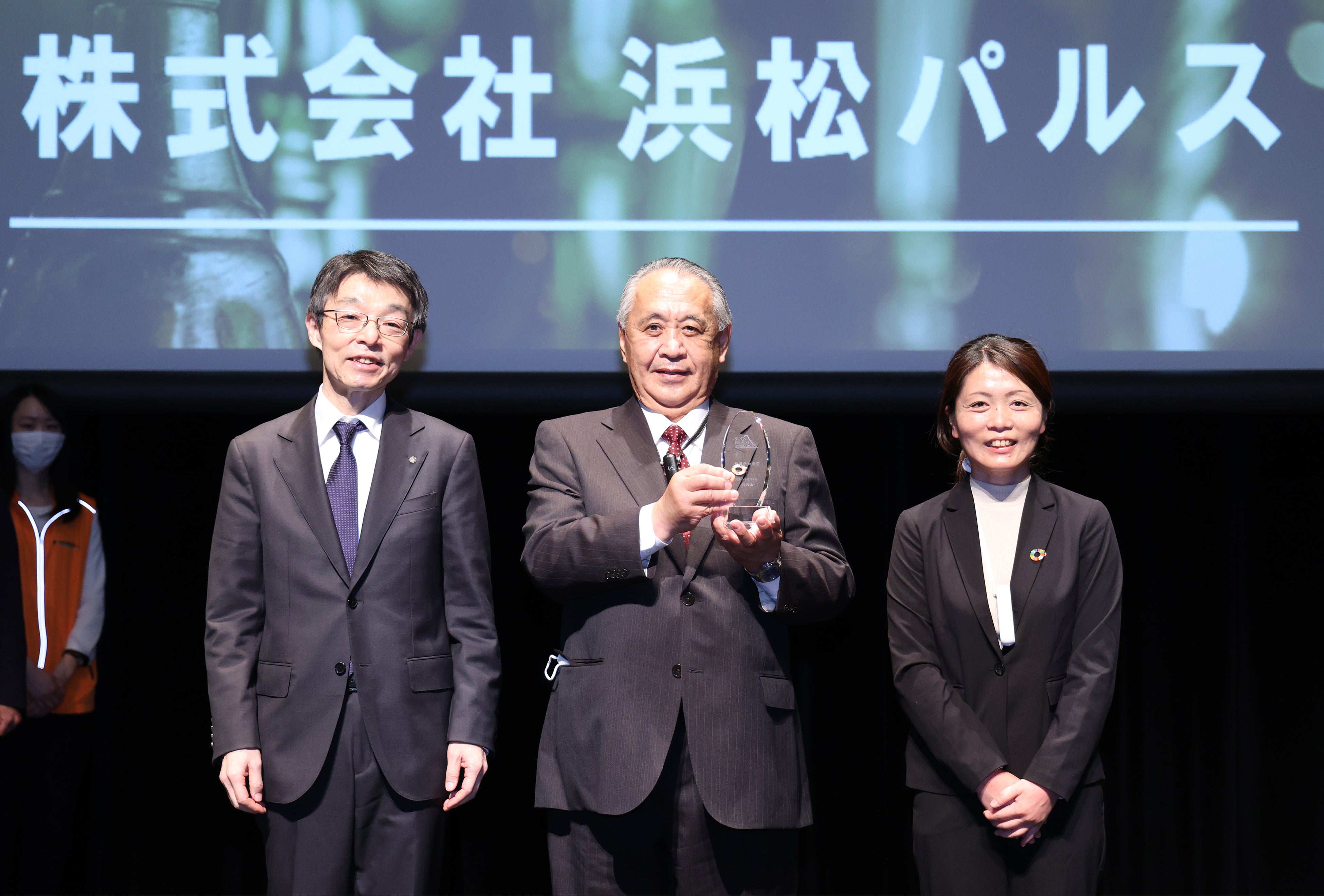 写真左から、高畑英治氏（静岡県 くらし・環境部長）、近藤正人氏（浜松パルス 企画開発室室長）、古橋亜紀氏（浜松パルス 企画開発室）