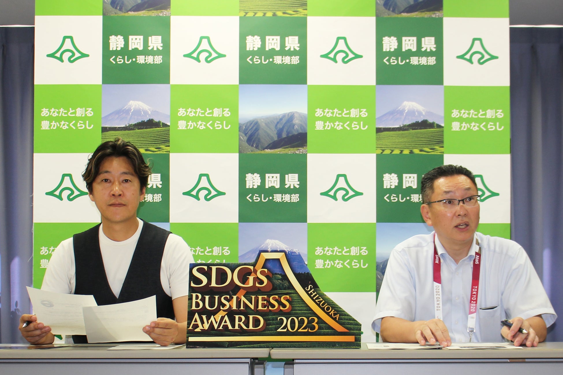 静岡県SDGsビジネスアワード2023の開催概要に関する記者発表 【写真右】佐藤信太郎氏(環境政策課 課長)【写真左】谷中修吾氏(BBT大学 教授):総合プロデューサー