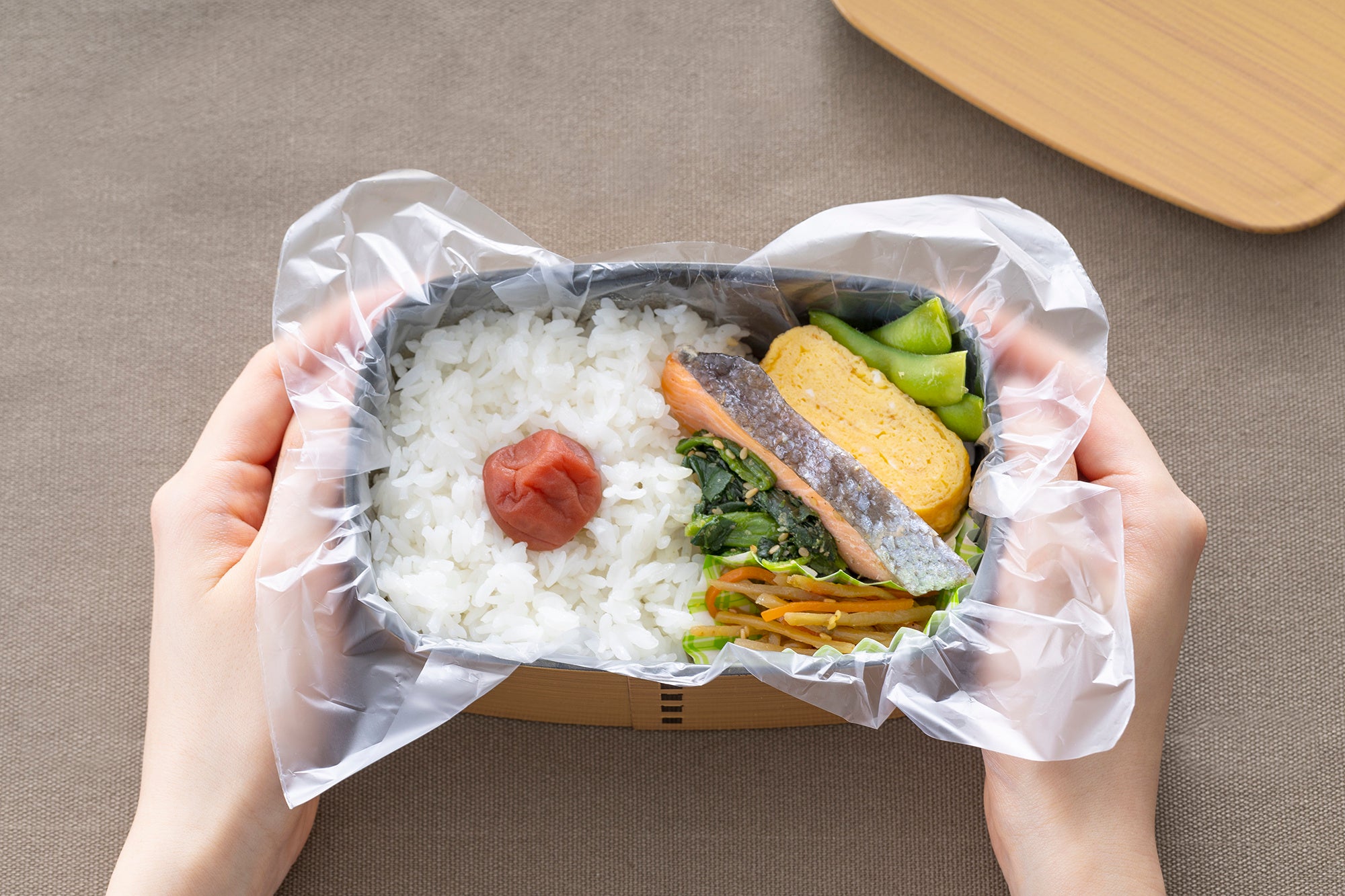 お弁当容器の油汚れ低減