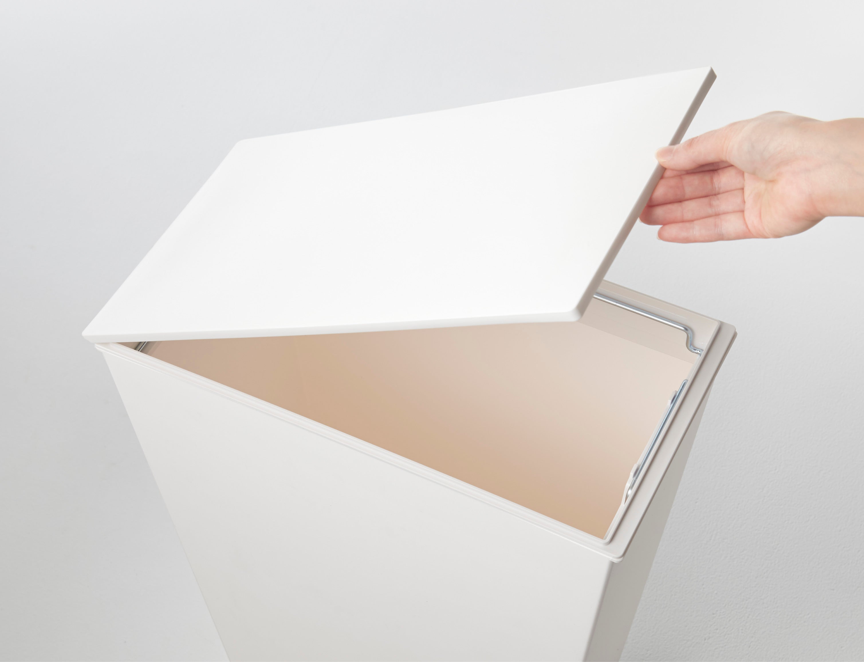 片手で大きく開閉できるフタ