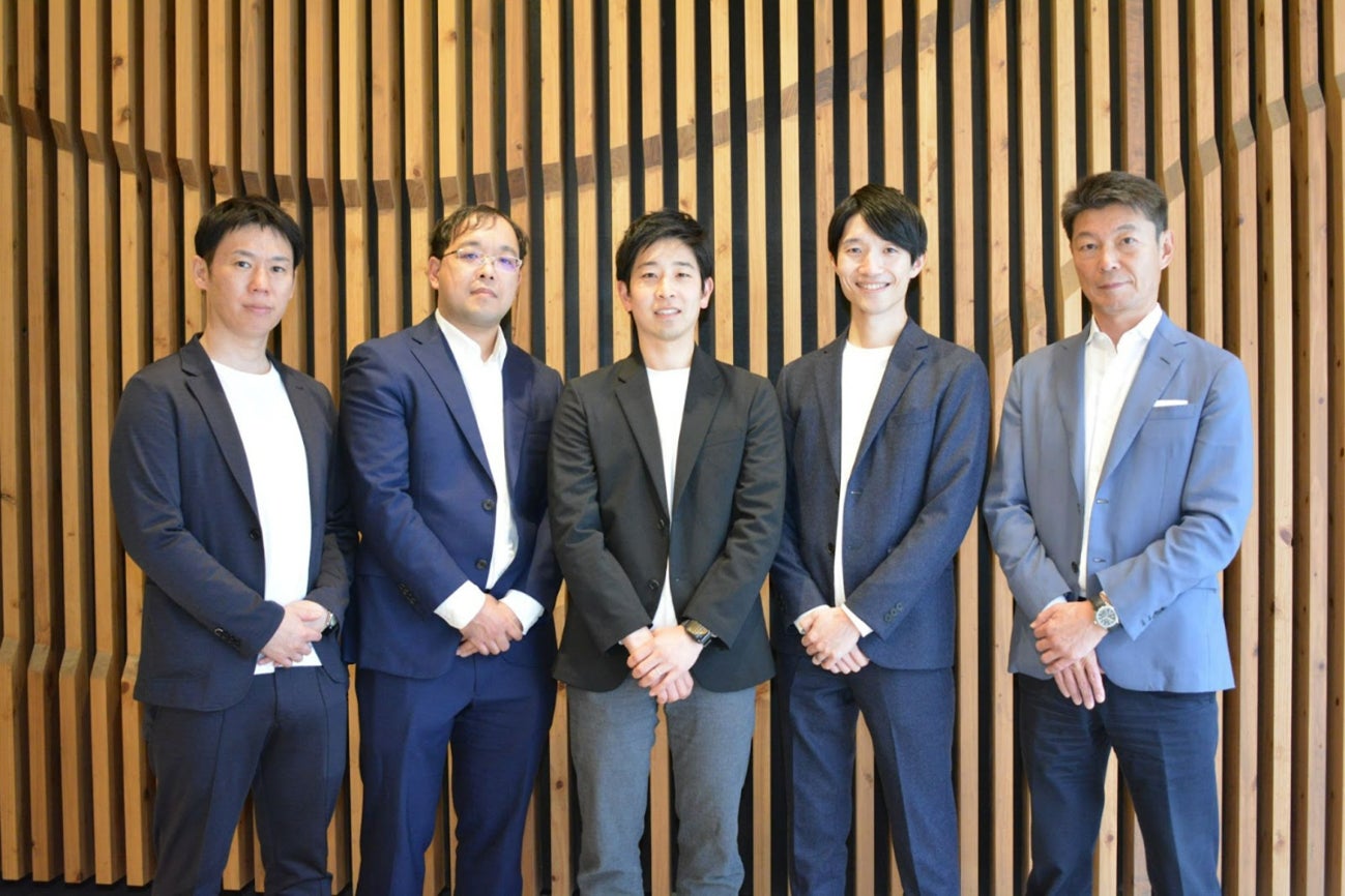 左から監査役の柳澤昇平氏、取締役(CTO)佐藤大輔、代表取締役田尻大介、取締役常信敦嗣、シニアカウンセル杉田浩章氏