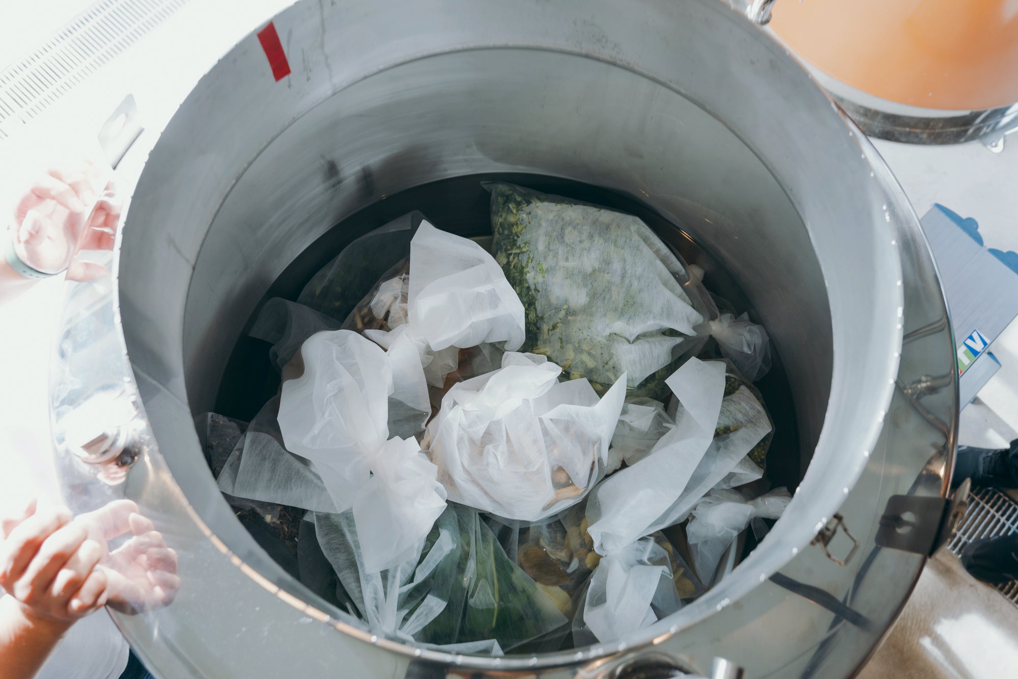 全ボタニカルを漬け込んだ直後の様子