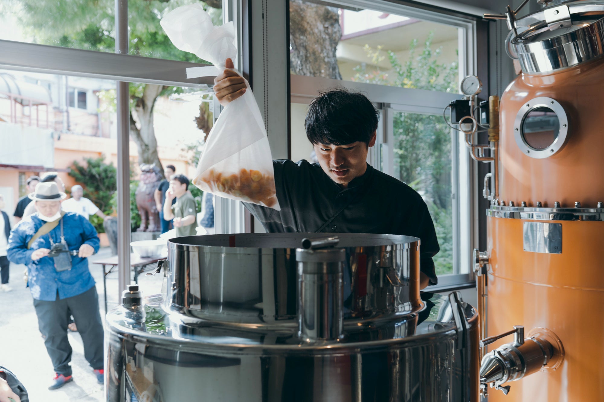 前回のホストを務めた尾鈴山蒸留所の黒木信作さんからボタニカルの漬け込みをスタート