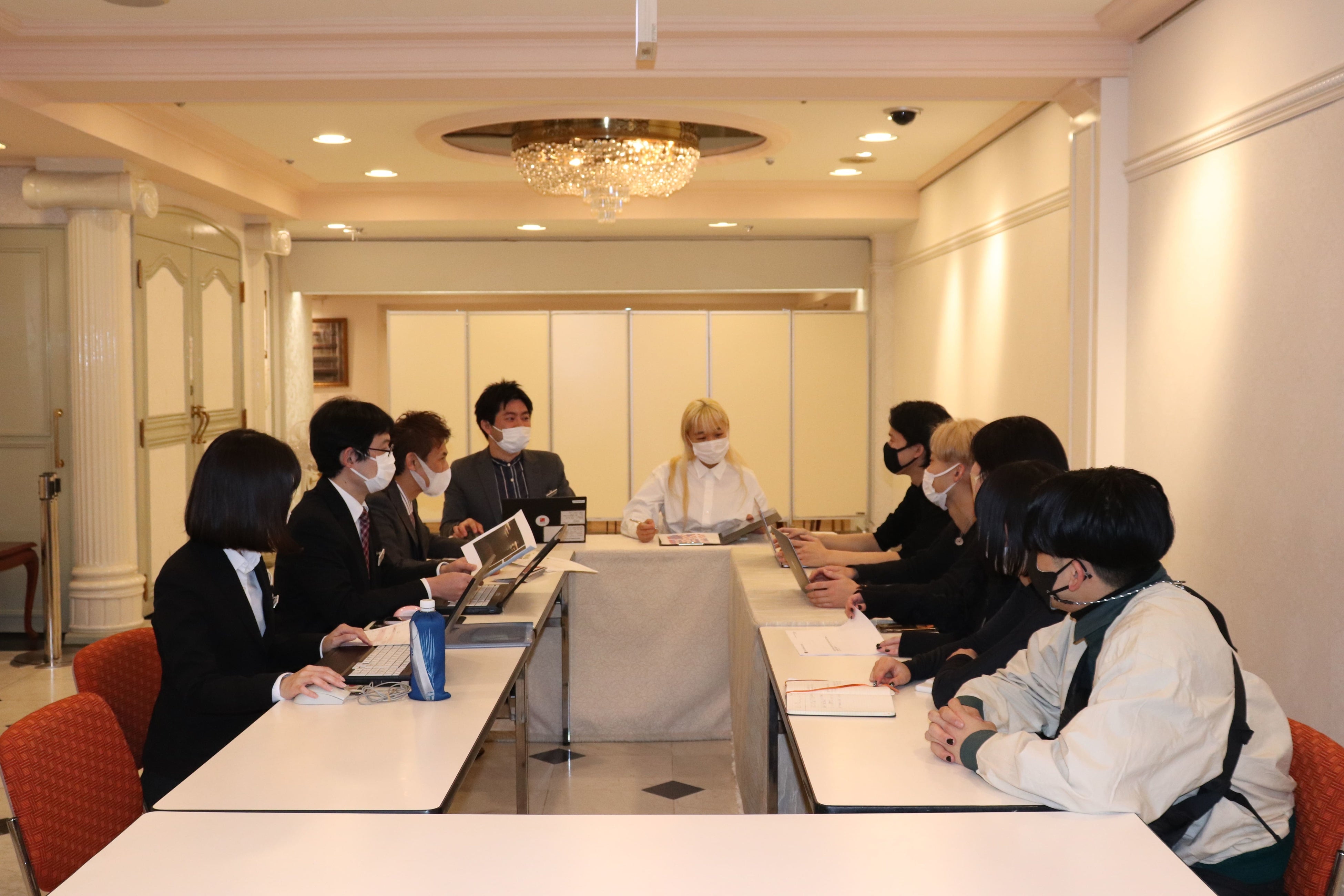 三越劇場とKFC幹部６名での打ち合わせの様子