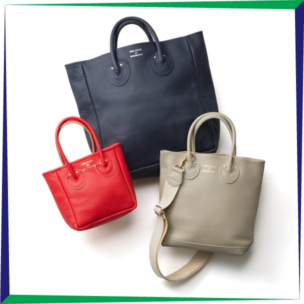 ＜ヤング＆オルセン ザ ドライグッズストア＞左：ミニバッグ 30,800円、中：バッグ 33,000円　右：ベルト付バッグS 37,400円 ※シルバーロゴのネイビーバッグはオーダーとなります。Sサイズ、ミニバッグもオーダーを承ります。