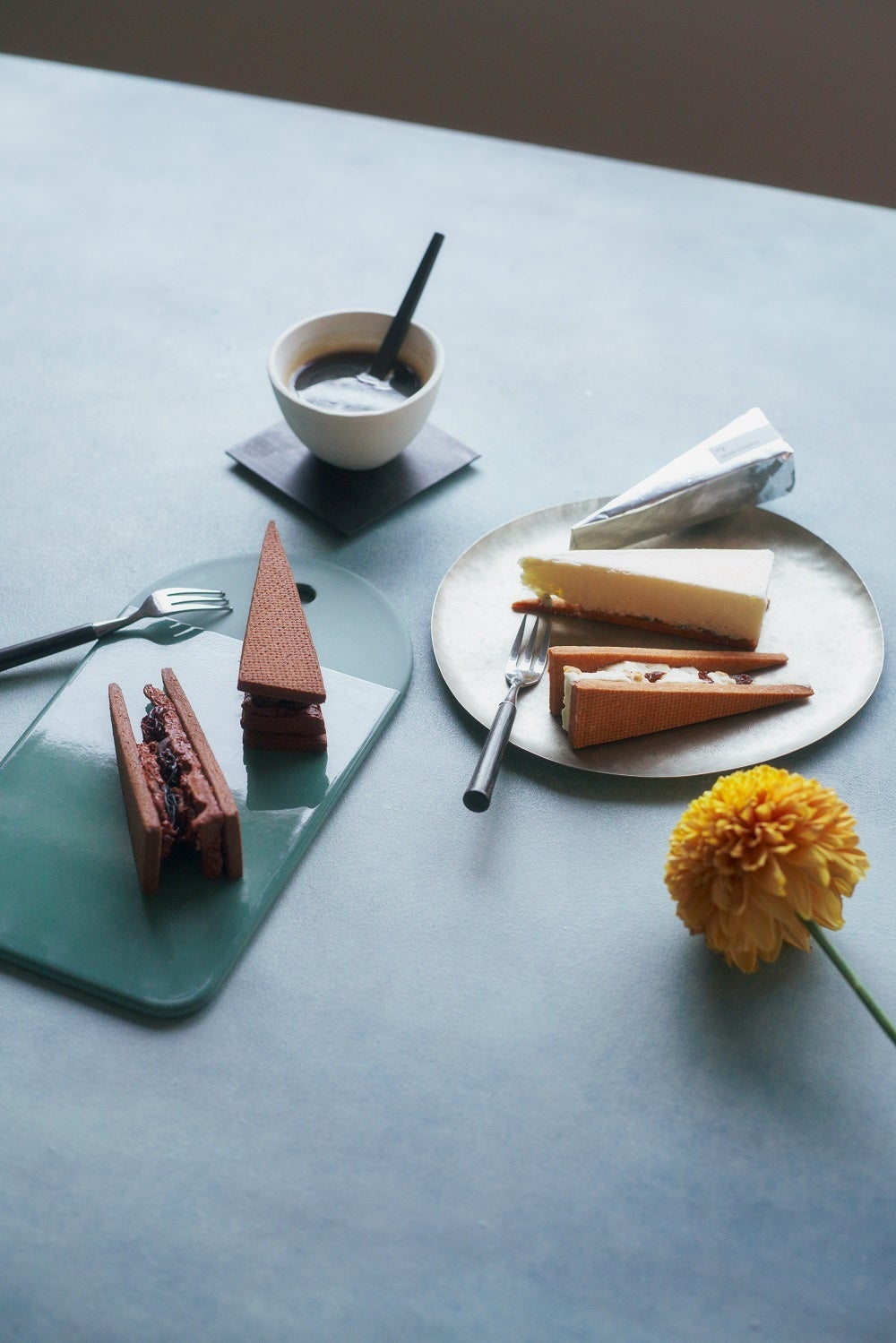 ▲＜ティトル＞ チョコレートサンドウィッチ（4個入）／レーズンサンド＆ブルーチーズケーキ（2種各3個入り） 各3,001円