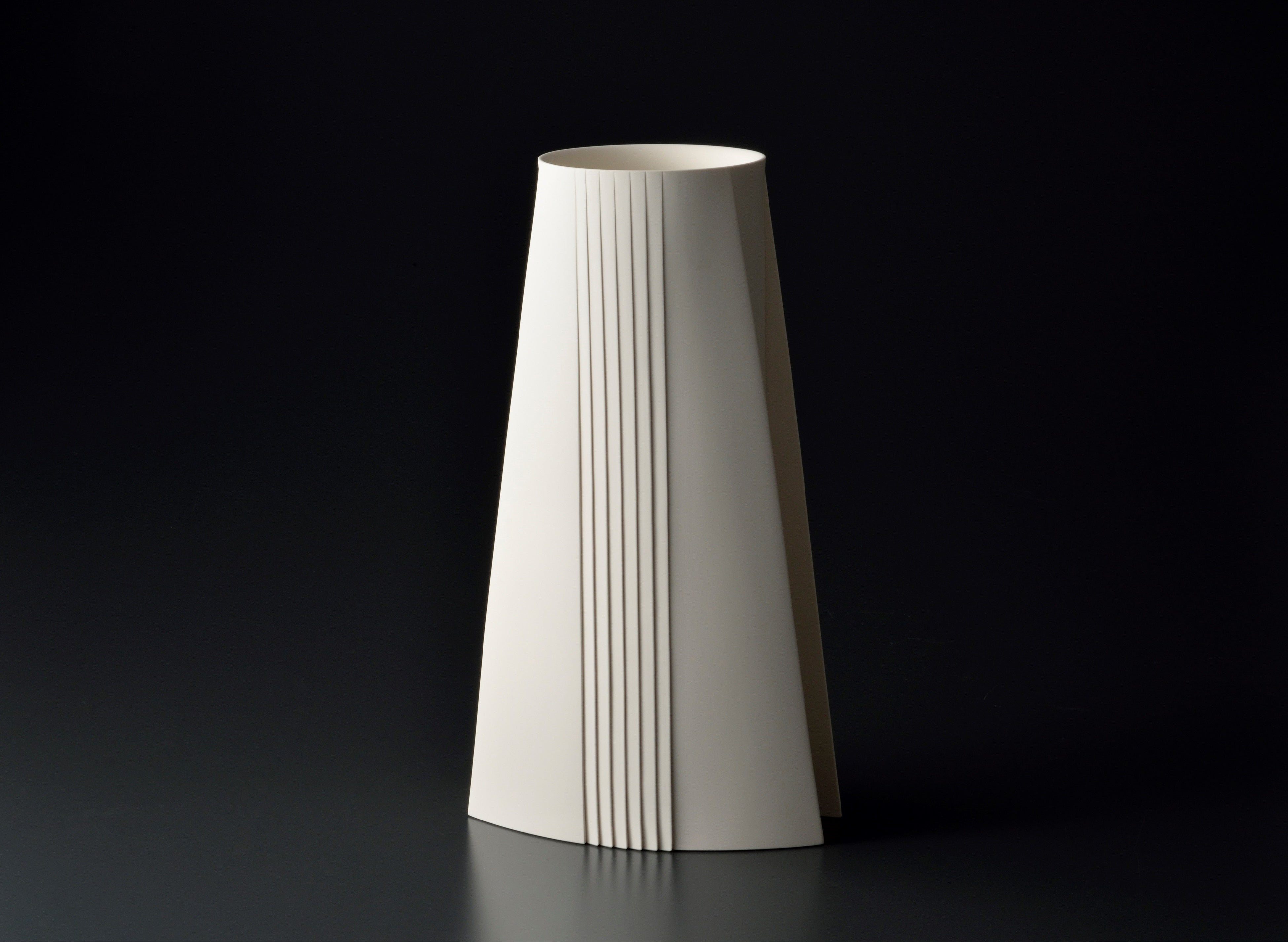 分野：陶芸―白磁　作者名：和田 的　作品名：白磁「表裏」  