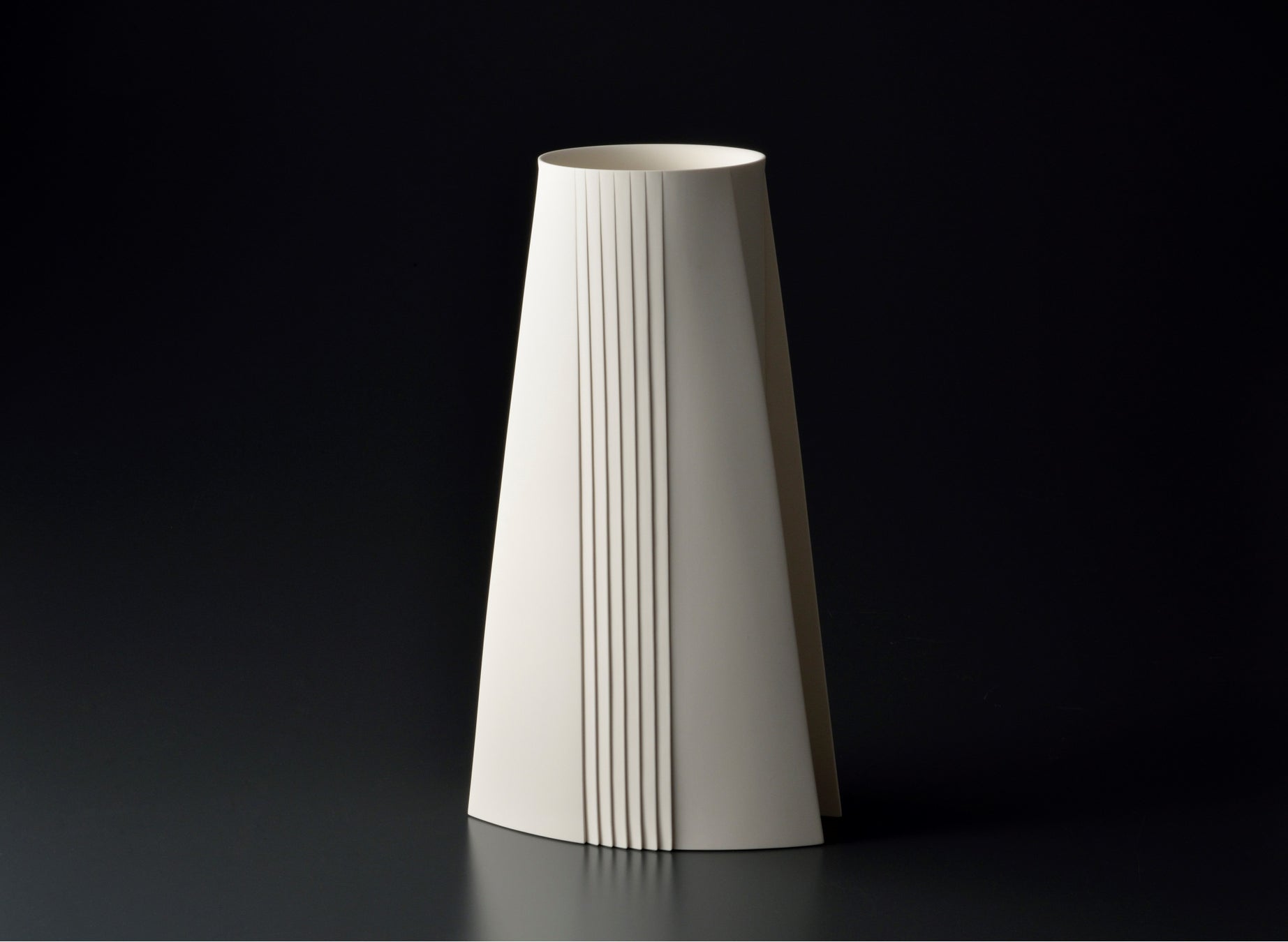 分野:陶芸―白磁 作者名:和田 的 作品名:白磁「表裏」