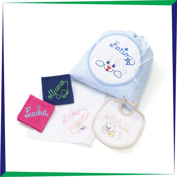 ＜リカーミ・ヴェロニカ＞ キャラクター巾着袋　3,300円 キャラクターハンドタオル　1,430円、無地ハンドタオル　1,100円、紐スタイ　2,001円  