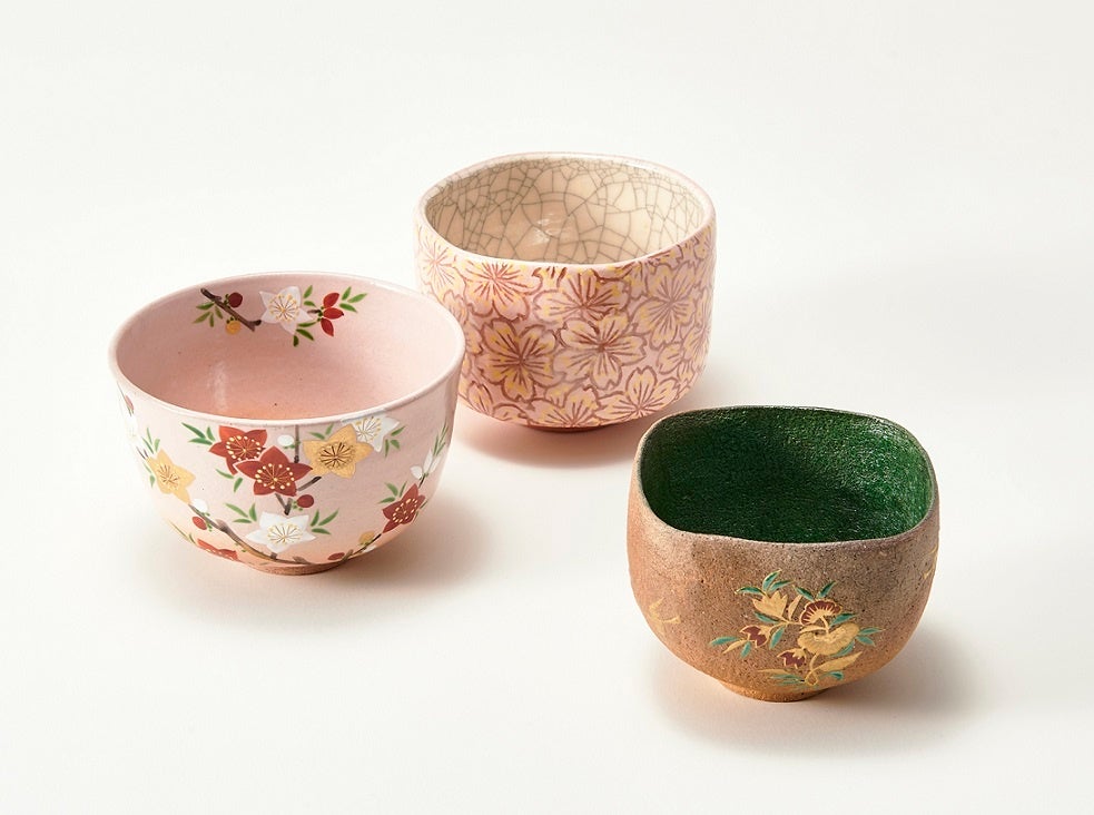(左から)小倉寅介「茶碗 桃地 桃の花」7,040円・川嵜和楽「茶碗 楽 桜小紋」34,100円・通次智子「小茶碗 四方焼〆彩色 唐草小紋」111,100円