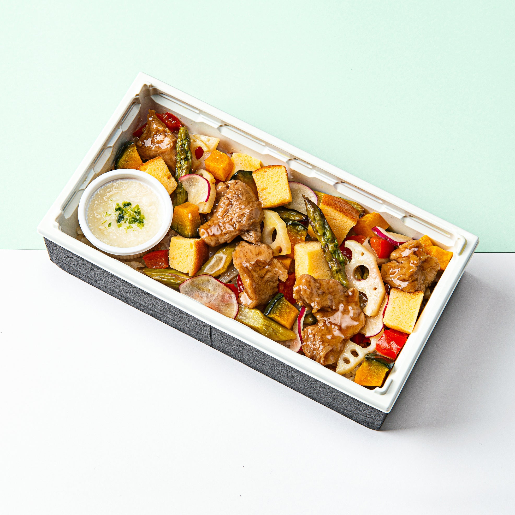 ＜すしべん＞ネクストハラミの黒酢餡と彩り野菜のバラちらしすし弁  1,080円（1折）