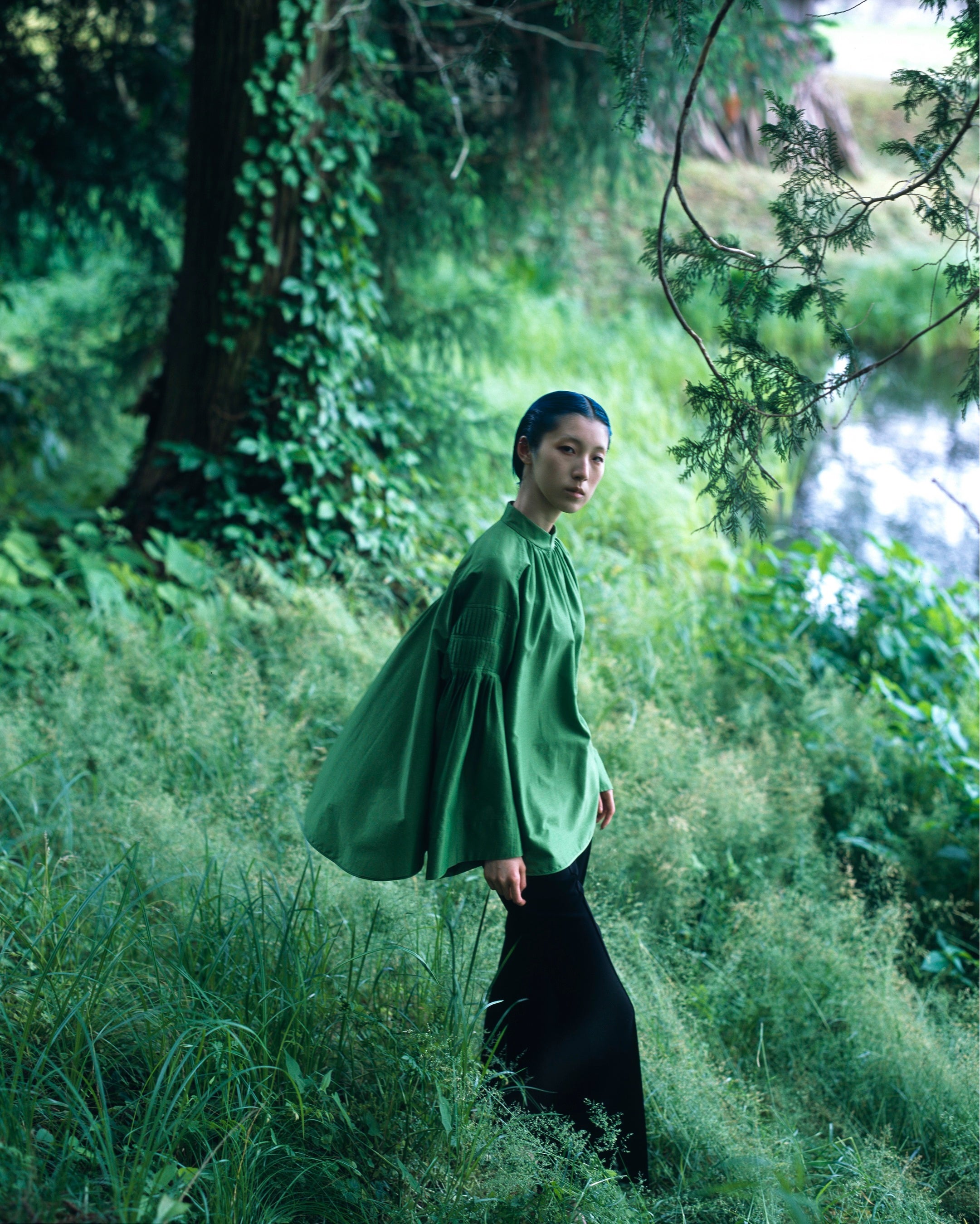 ＜マメクロゴウチ＞ ブラウス 69,300円 パンツ 34,100円