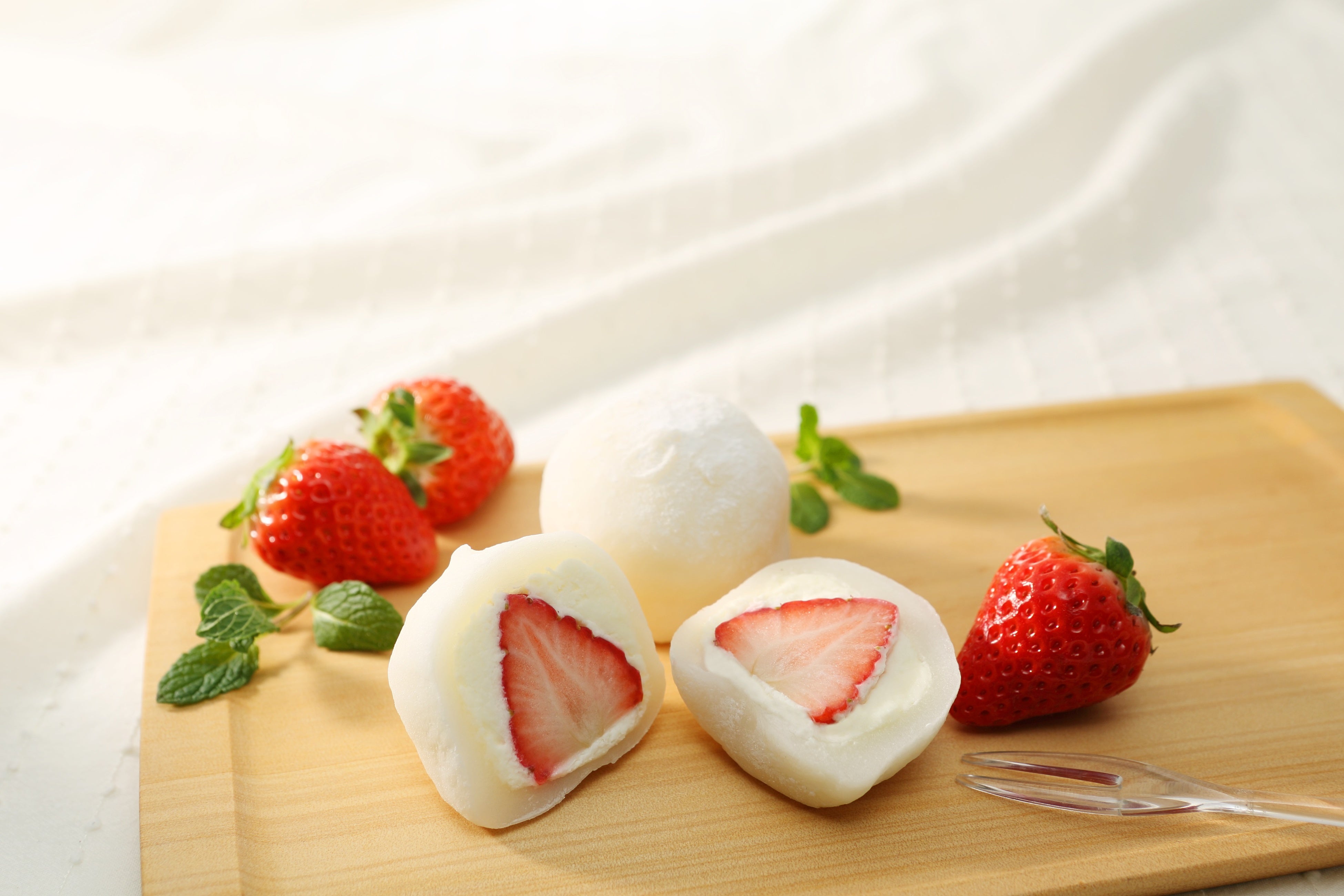 ＜和楽＞生クリームいちご大福　10個入　3,240円（税込）　販売期間：3月2日（水）～4月30日（土）