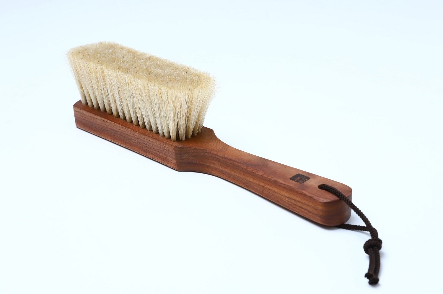 【三越伊勢丹限定】 ＜宇野刷毛ブラシ製作所＞洋服ブラシハンドル型　28,600円（税込）