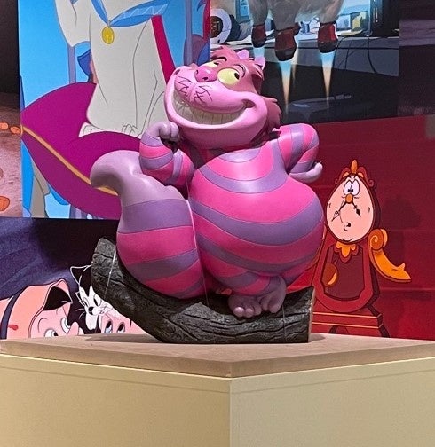 ※会場前のフォトスポットに「チェシャ猫」がいます。（会場写真はイメージです）　©Disney