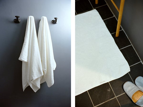 (左)<Échapper/エシャぺ>ボディタオル ¥36,850 (H159×W75cm /リネン93% コットン7%)・(右)<Échapper/エシャぺ>バスマット¥26,400 (H75×53cm /リネン93% コットン7%)