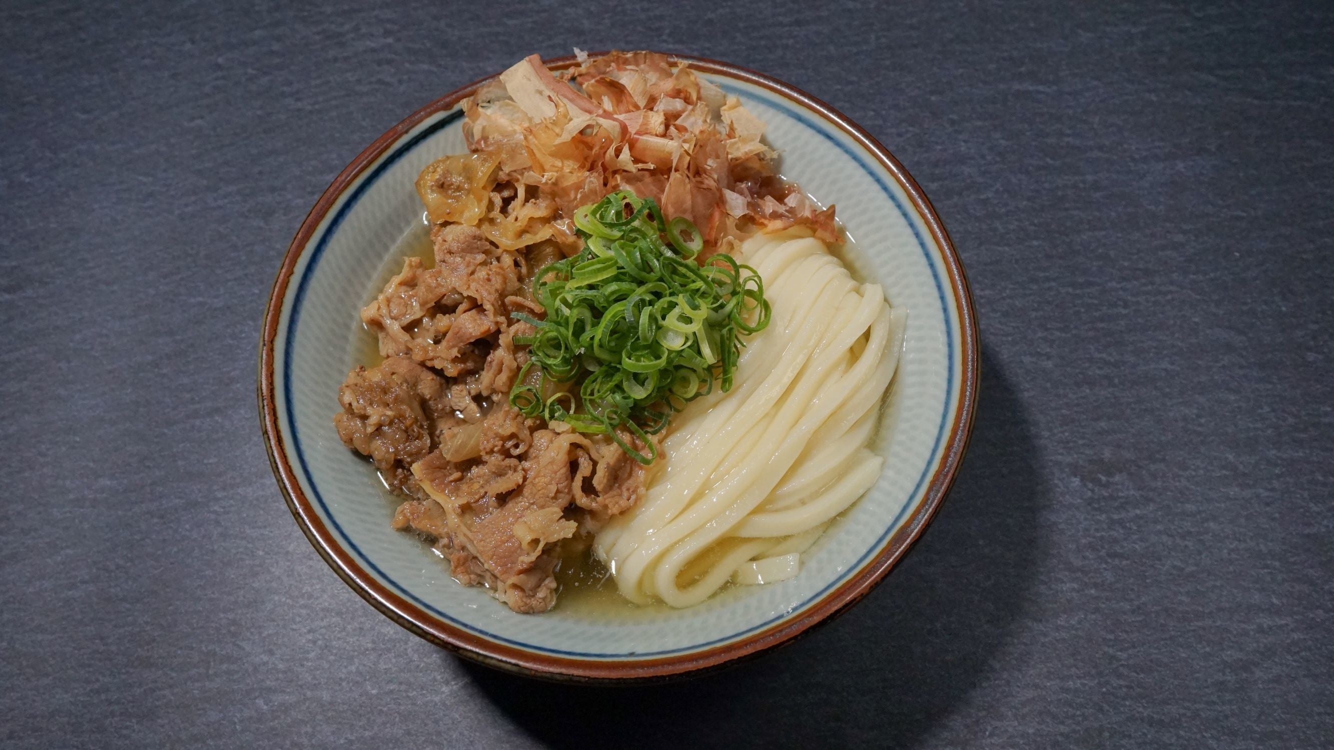 〈香川一福〉 肉うどん(温・冷)890円