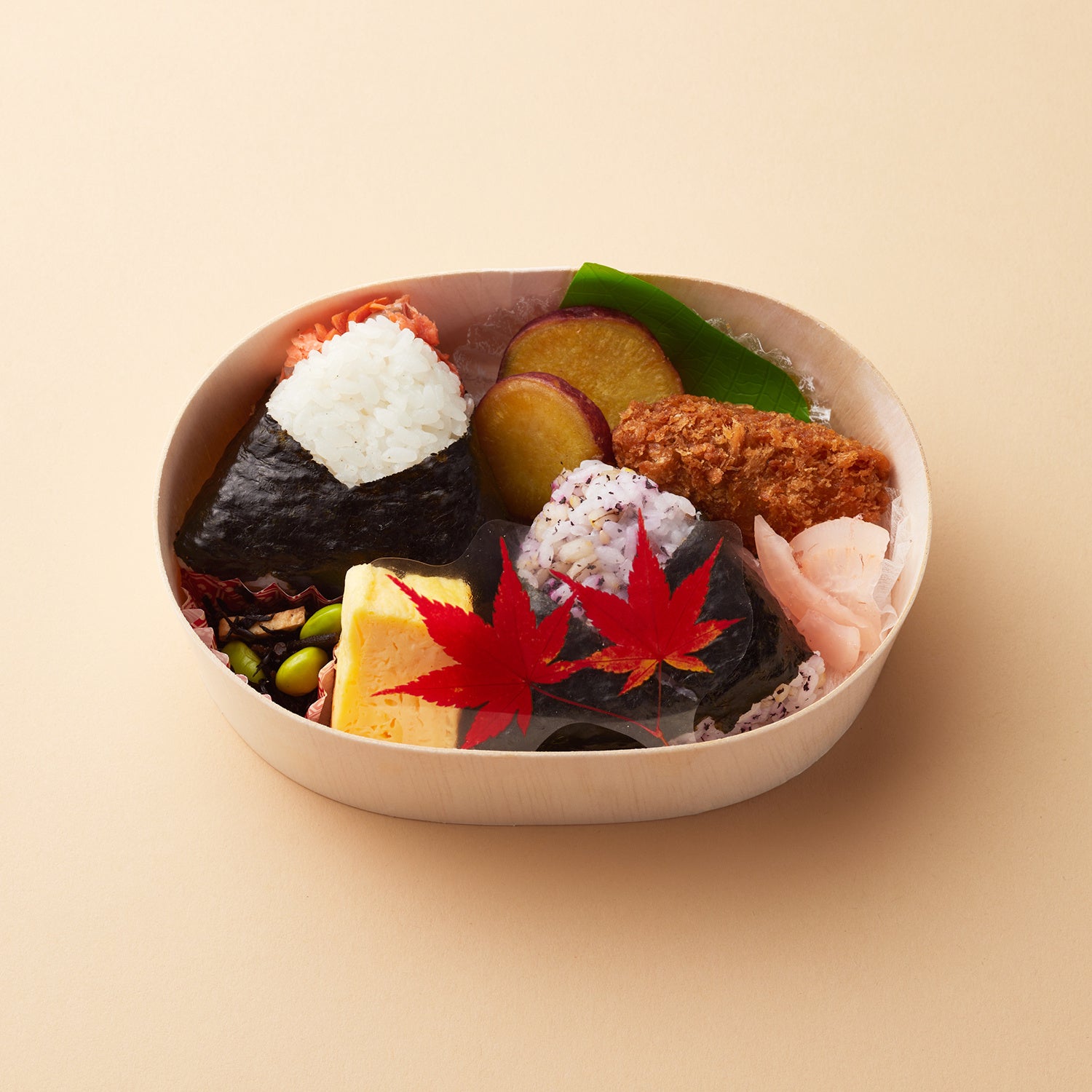 〈しゃれむすび〉 おむすび2種と秋の彩り惣菜詰め合わせ 950円