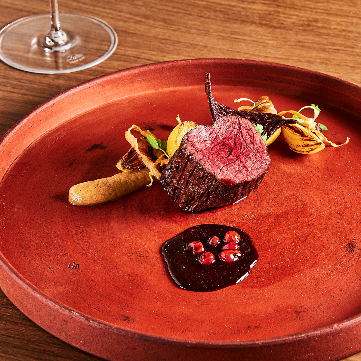 鹿肉のローストグランヴヌールソース　2,800円(日本製・１人前)