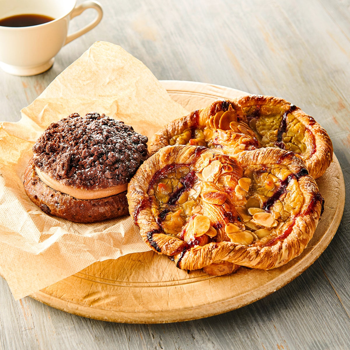 トロぺジェンヌ(フォレノワール)各日50点限り　756円(日本製・1個)※写真左