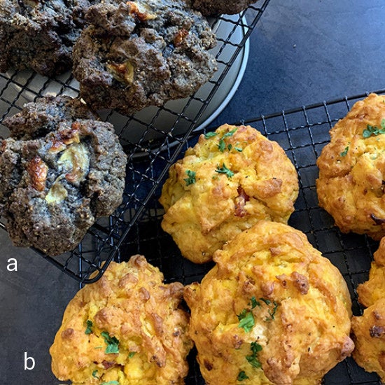 a.ブラックセサミ&バナナスコーン 378円［各日50点限り］ b.パンプキン＆ベーコンスコーン 378円［各日50点限り］ 各1個、ともに日本製