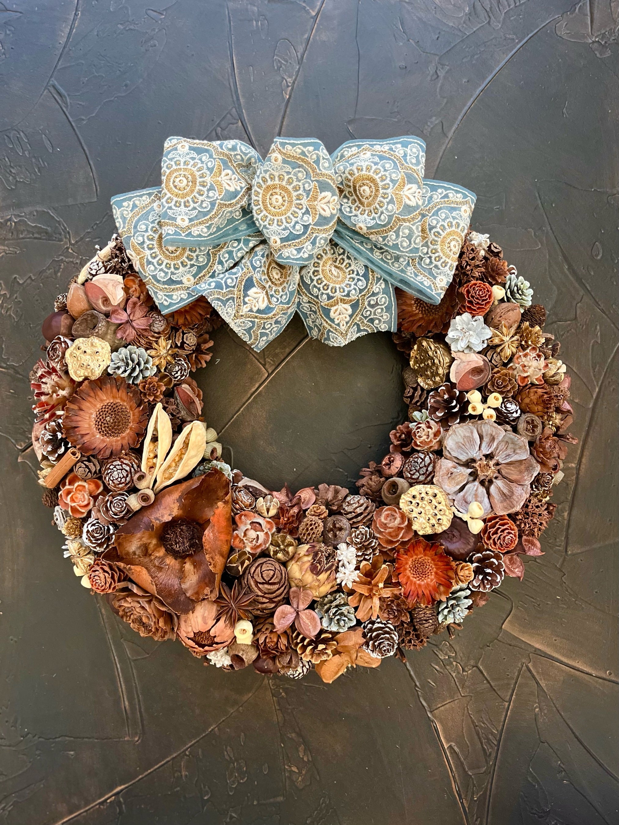 クリスマスを華やかに演出するリース。クリスマスギフトとしてもおすすめする多彩なリースが揃います。■クリスマスリース各種 価格 33,000円（税込）～ ※画像の商品のブランドは、11月16日（水）～11月29日（火）まで。