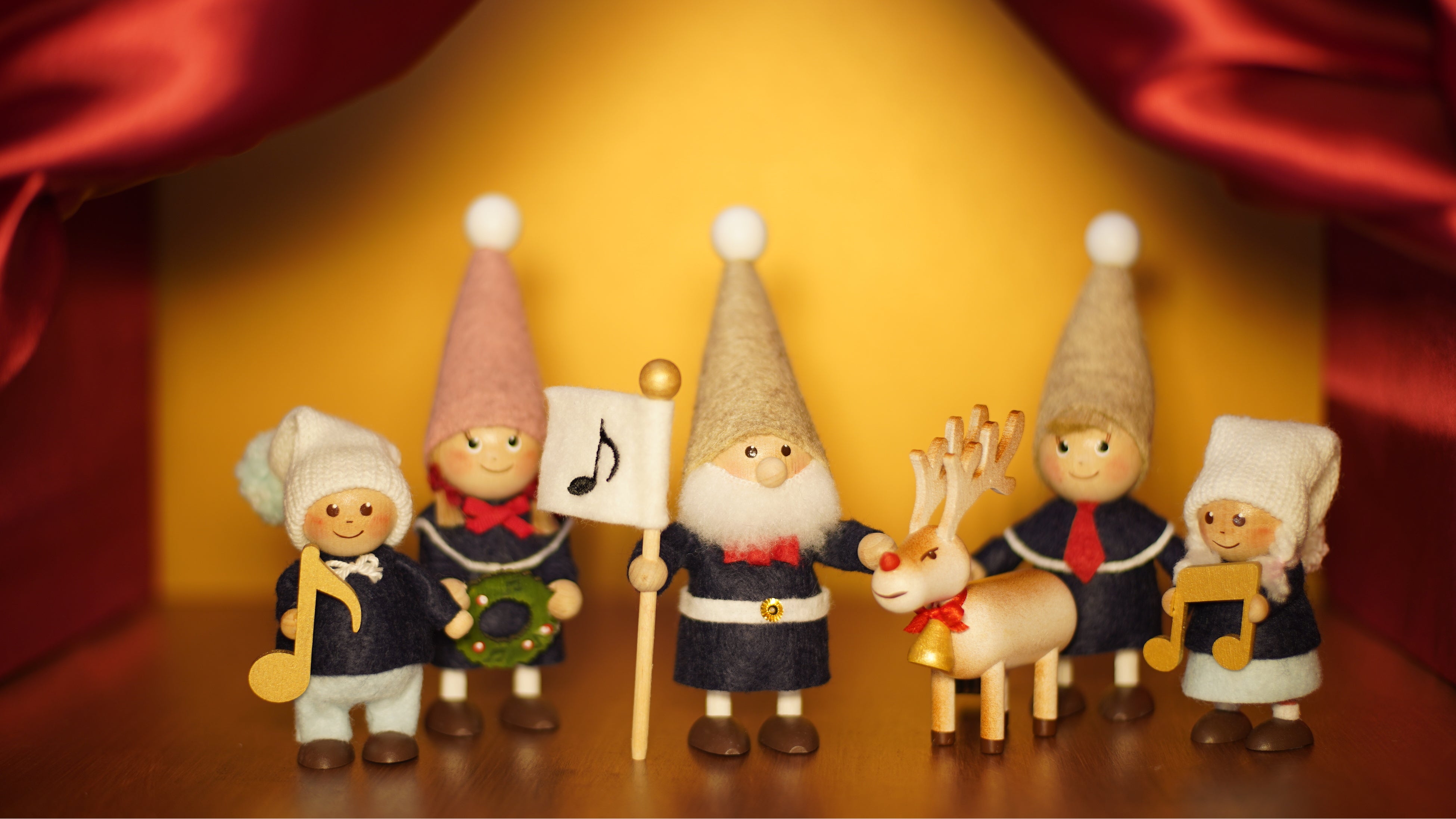 幸せを呼ぶと言い伝えられている妖精「ニッセ」をモチーフにした木製人形。ニッセは子どもたちを守り、クリスマスシーズンには、サンタクロースの お手伝いをするという伝説があります。■ノルディカニッセ人形各種 価格 4,180円（税込）～