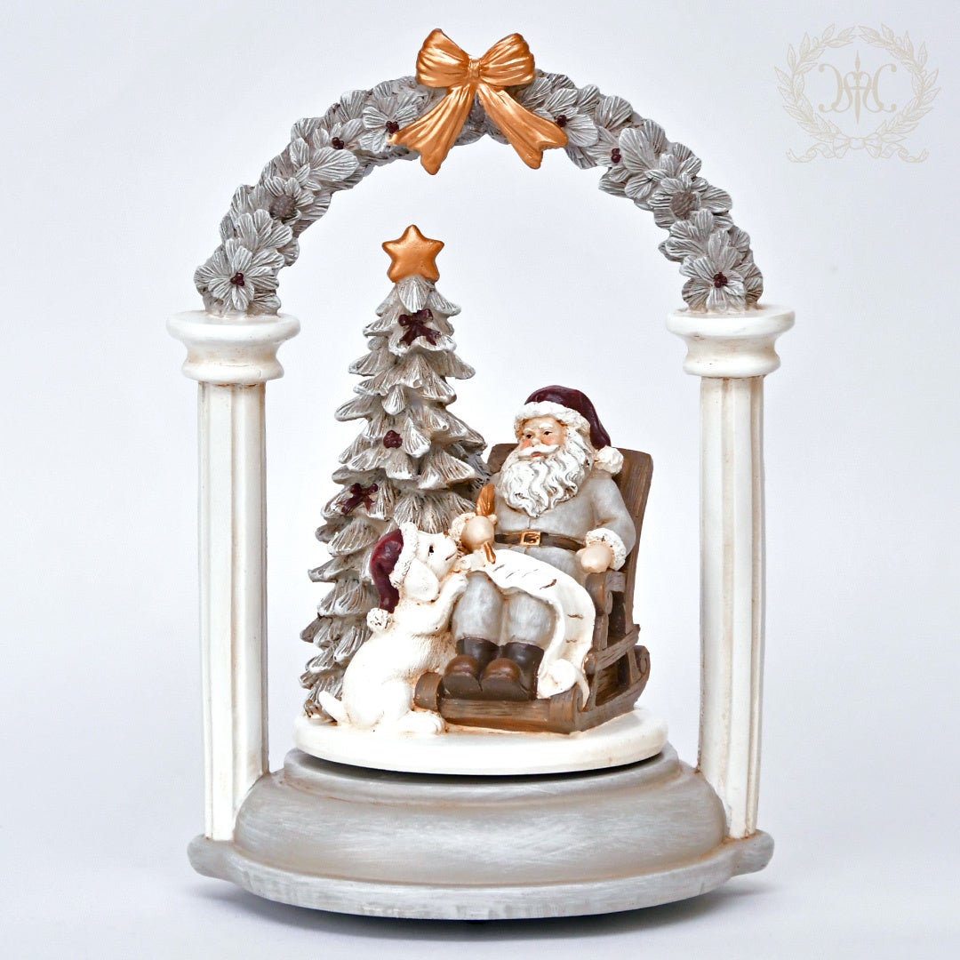 クリスマスシーズンのインテリアとして楽しむ置物やスノードーム。クリスマスムードを演出する多彩なクリスマス雑貨　■雑貨（置物・スノードーム）各種 価格 5,500円（税込）～