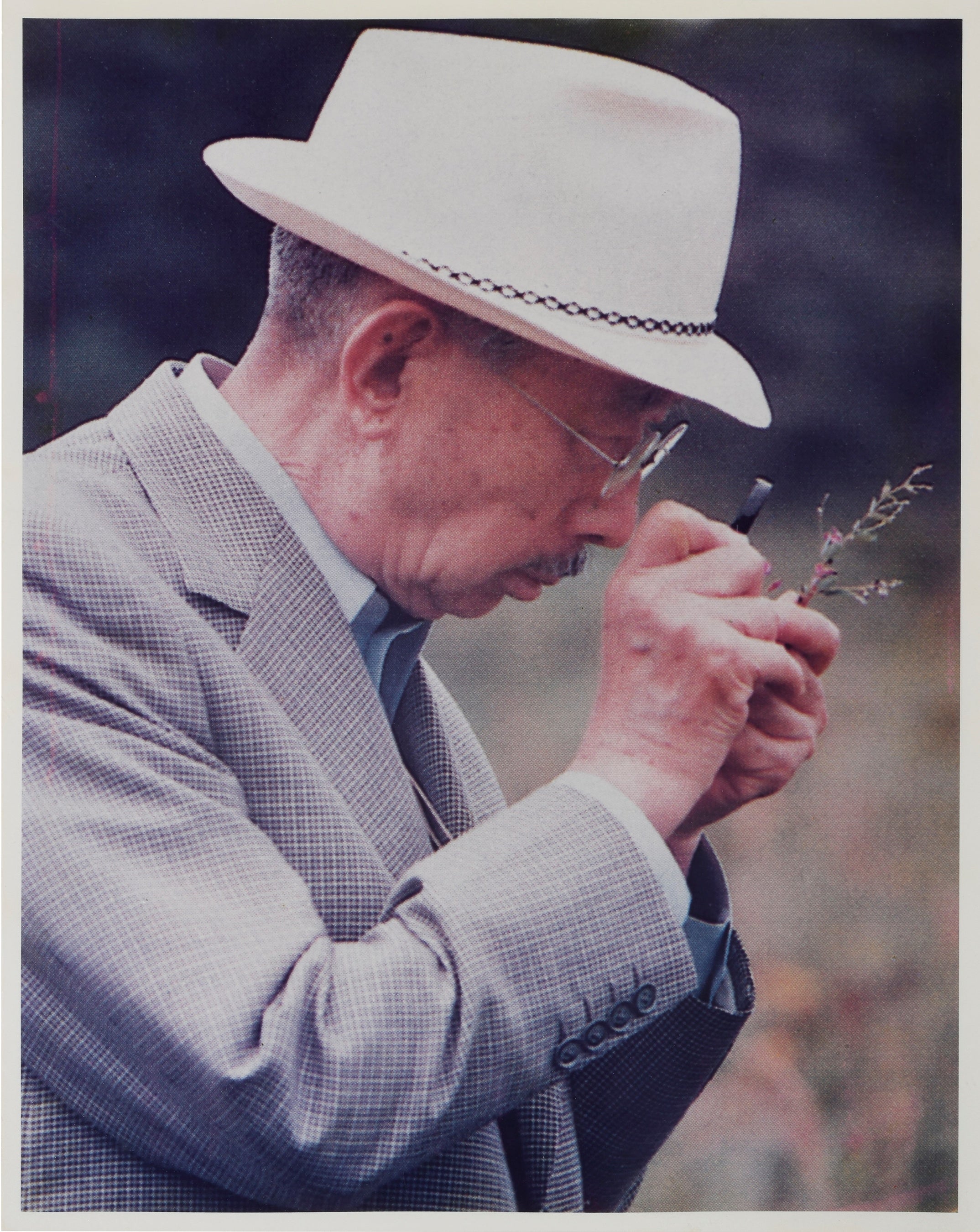 日本橋三越本店のオーダーサロンでお作りした背広上下服をお召しになる昭和天皇。会場では、形見分けとしていただいた背広上下服も展覧。