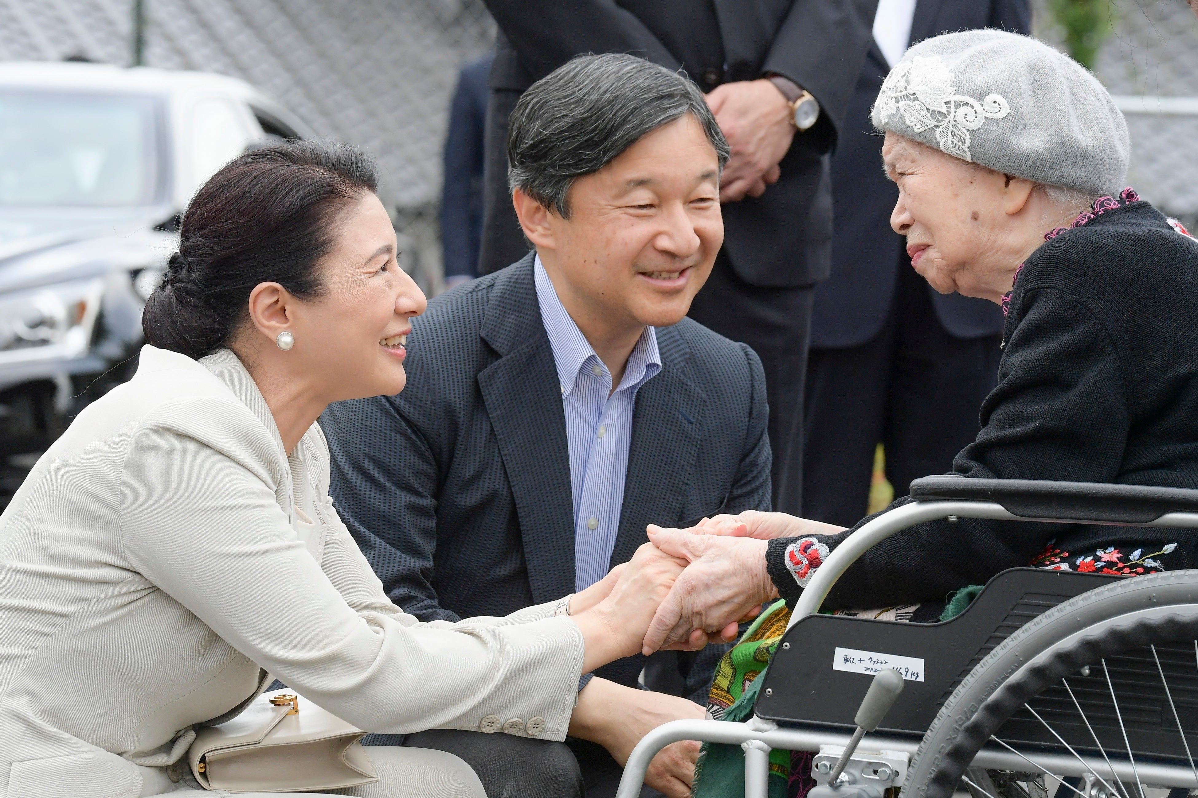 豪雨被害を受けた福岡県朝倉市の仮設住宅をご視察。介護施設で暮らす女性に両手を重ねられて。平成30(2018）年9月