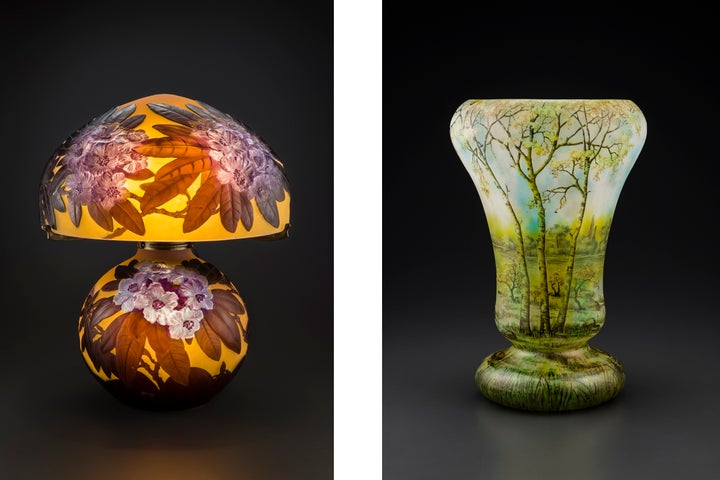 左：エミール・ガレ《シャクナゲ文ランプ》（高さ48.5cm／ガラス）右：ドーム兄弟《風景文花瓶》（高さ22.5cm／ガラス）