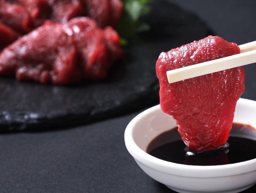 ＜馬刺し専門販売店 馬喰ろう＞ 会津国産赤身馬刺し　 100gあたり　2,160円