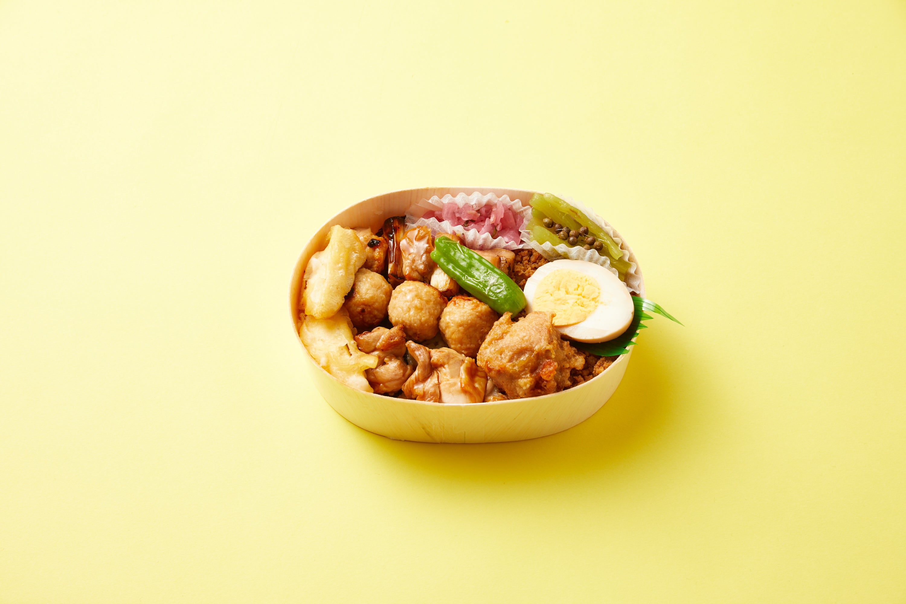 〈両国茶屋〉こだわり卵春野菜入り焼鳥弁当 1,080円