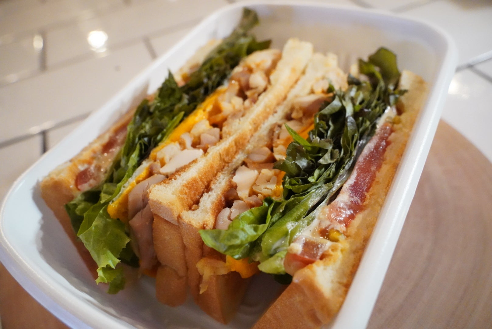 グリルチキンとチェダーチーズのサンドイッチ1,080円（2切れ）