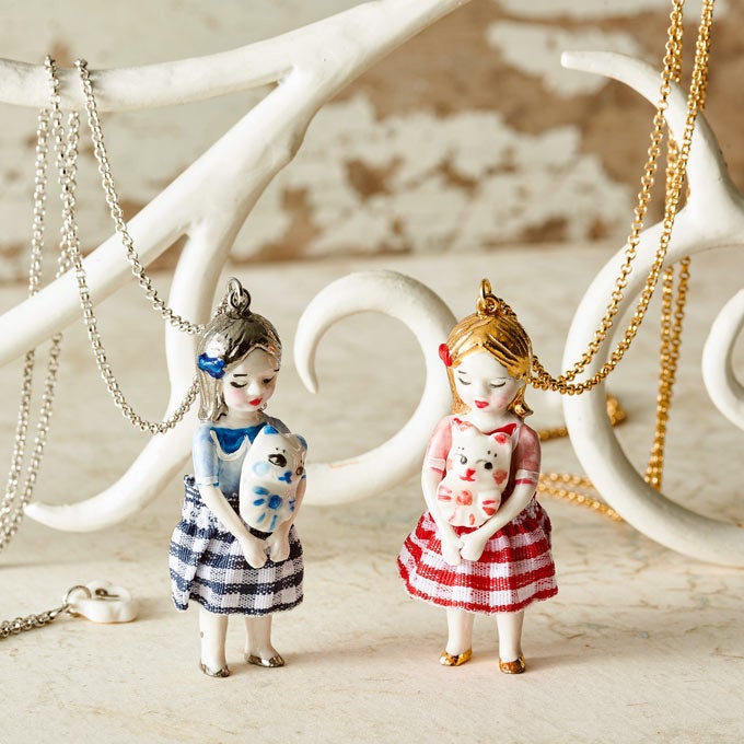 ＜ナターシャプラノ＞ KIKIブルー人形ネックレス・KIKIレッド人形ネックレス 各27,500円(本体：陶器約H6cm、チェーン：真鍮長さ約70cmフランス製)