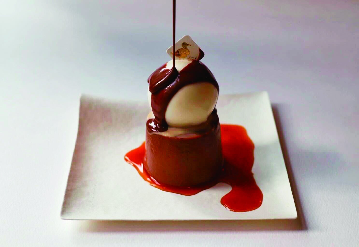 伊勢丹新宿店限定販売する「ティール」の「チョコレートプリンにミルクアイスをどーんにチョコソース 」1個・1,320円 ※イートイン限定