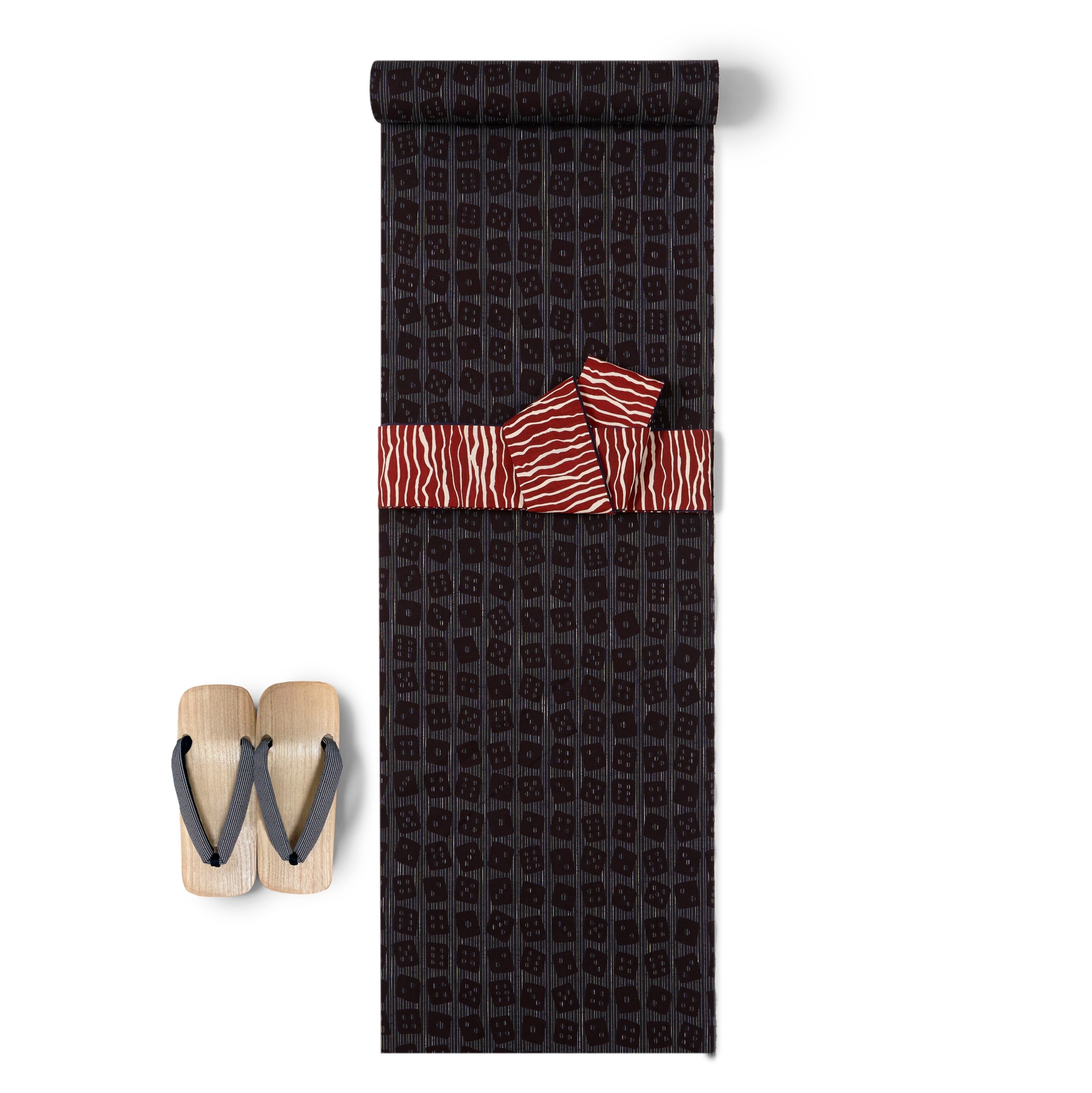 ＜竺仙＞紳士綿紬ゆかた地 53,900円　＜光源氏＞角帯 9,900円　＜神田胡蝶＞紳士下駄 15,400円