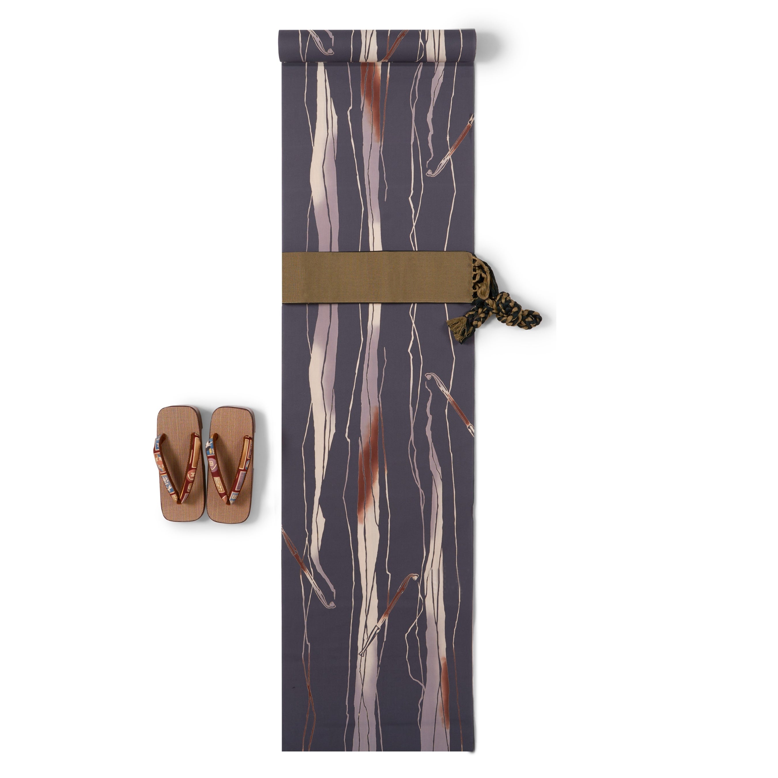 ＜梨園染 戸田屋商店＞紳士ゆかた地「煙管」28,600円　＜米沢宝来屋＞ 一見楽着 14,300円　＜神田胡蝶＞紳士下駄 20,350円