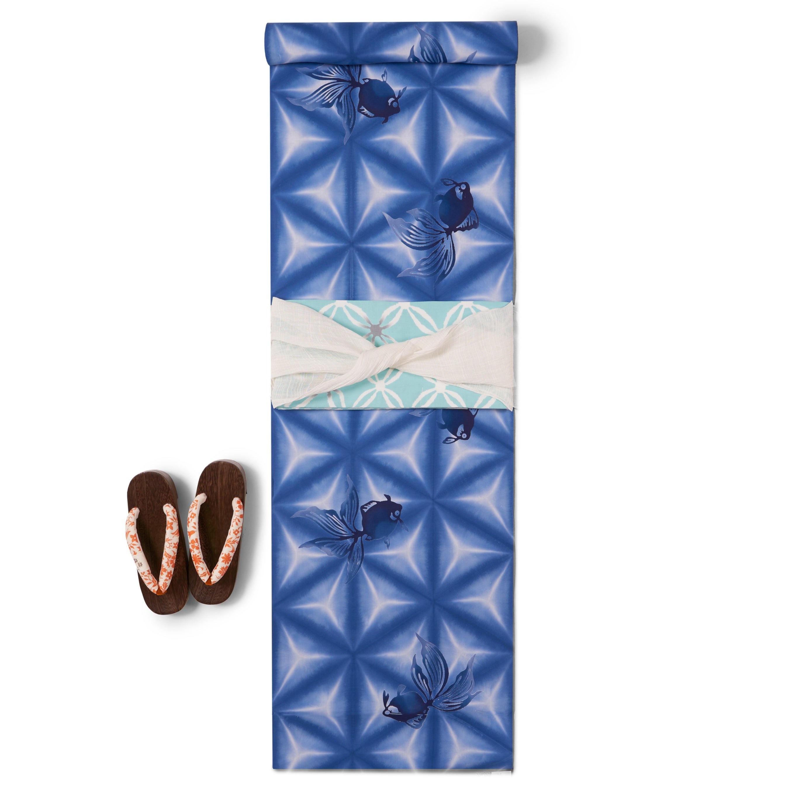 ＜竺仙＞婦人板締めゆかた地 50,600円　繋ぎ模様半幅帯 31,900円　兵児帯 38,500円　＜神田胡蝶＞婦人下駄 12,650円