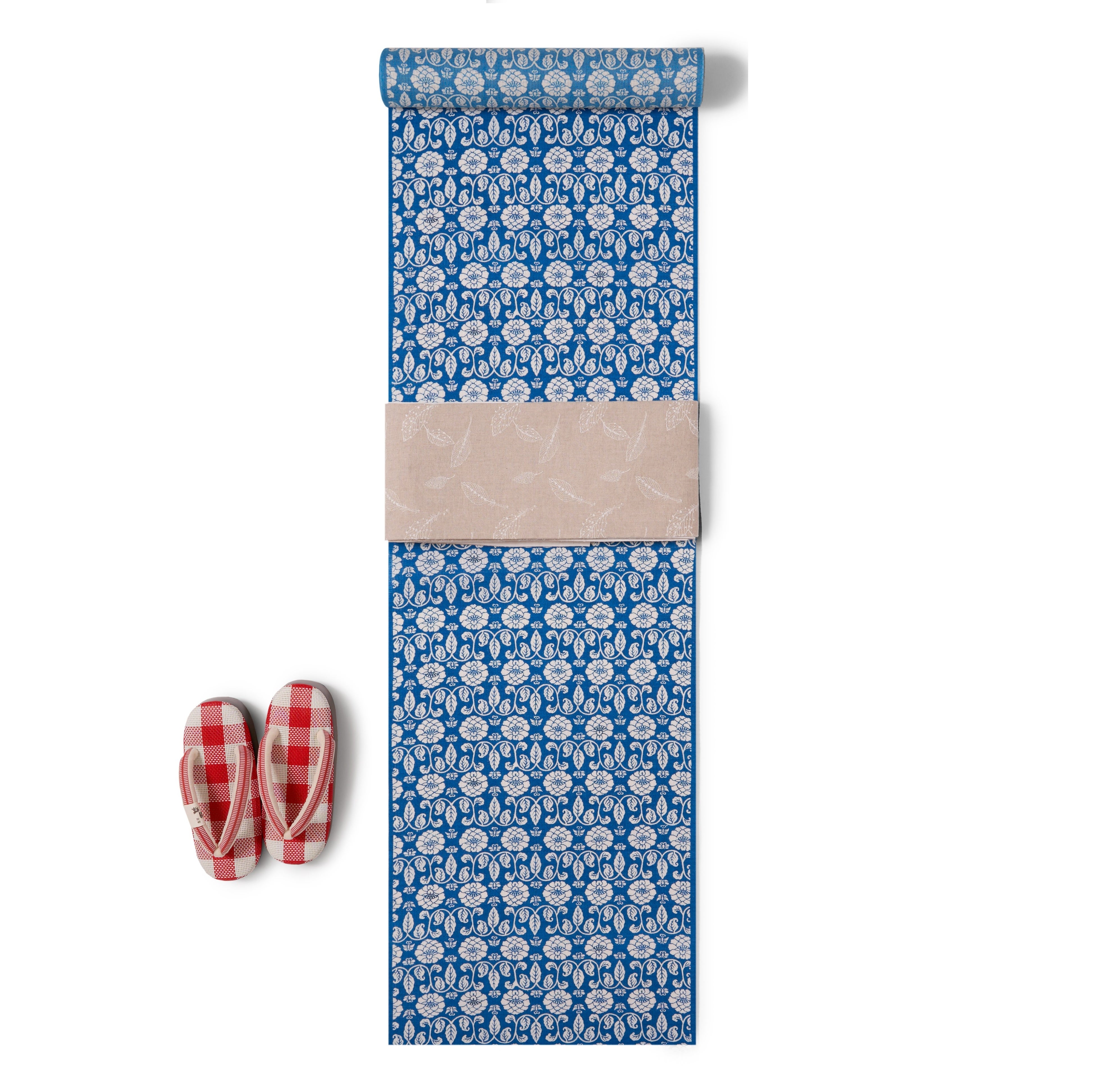 ＜古今＞婦人長板引き染ゆかた地 63,800円 　刺繍半幅帯 25,300円　＜神田胡蝶＞婦人下駄 35,200円