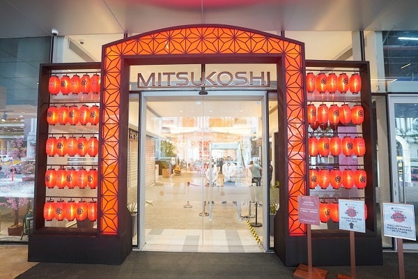 和柄とちょうちんが並んだエントランス