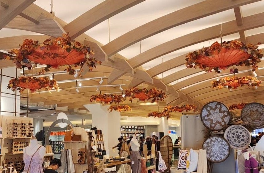 もみじと花で秋の紅葉を華やかに演出