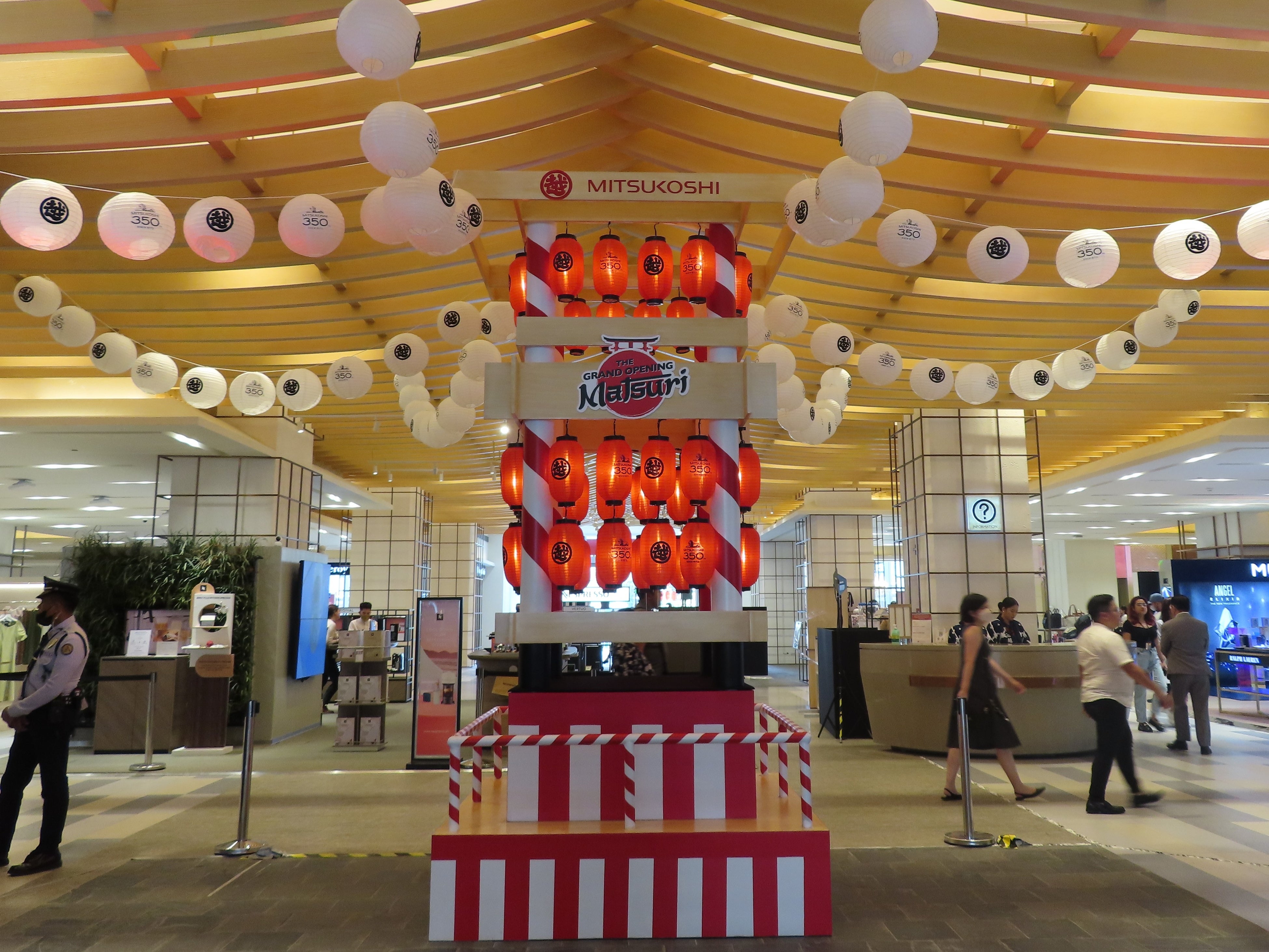 日本の夏祭りならではのやぐらがお出迎え