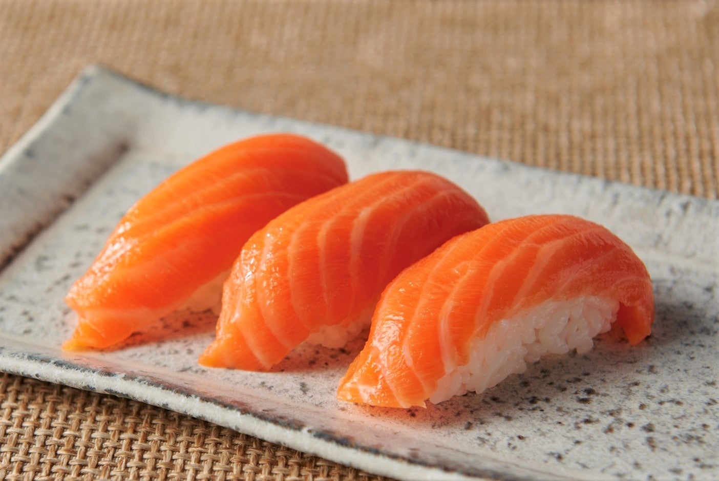 ICT技術を活用したNECネッツエスアイグループ初の陸上養殖サーモンが初