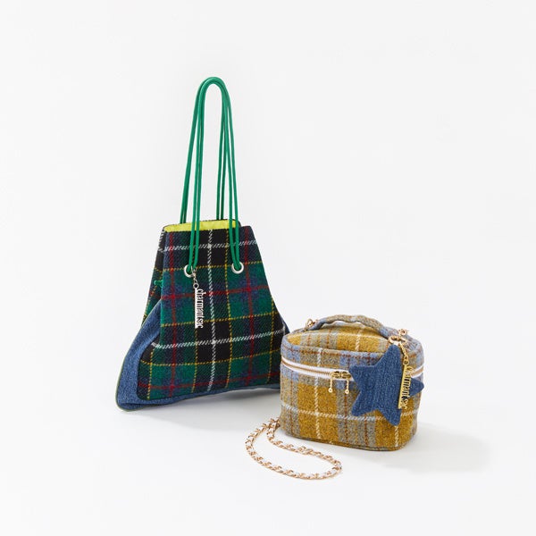 左：巾着バッグ 19,800円 　右：バニティバッグ 24,200円