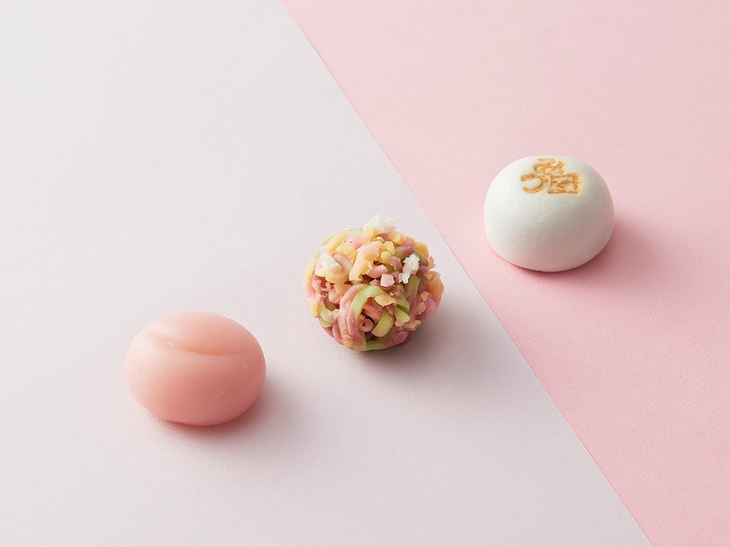 左から、＜乃し梅本舗 佐藤屋＞みつやの生菓子「光琳菊」、「秋のみちゆき」、「薯蕷饅頭」 （各1個） 各540円