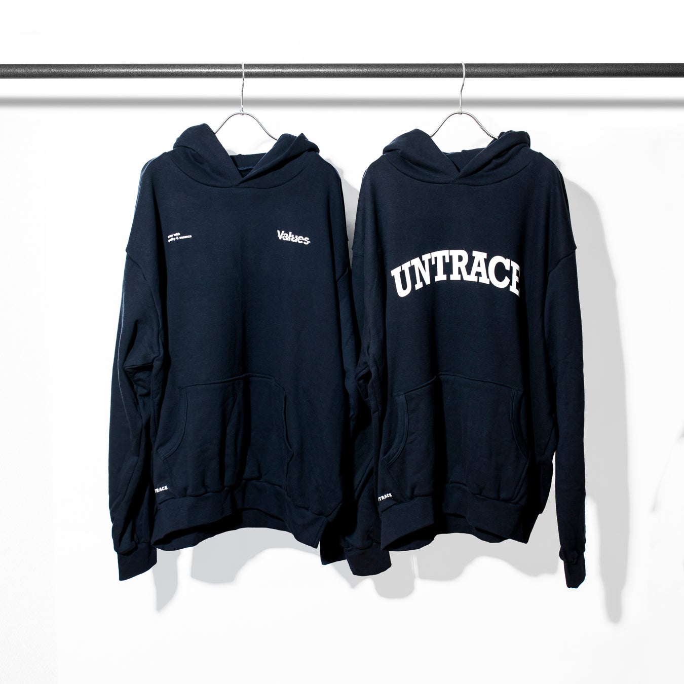 ■UNTRACE COLLEGE LOGO HOODIE(Navy×White) ■UNTRACE PHILOSOPHY HOODIE(Navy×White) 各¥20,900 税込