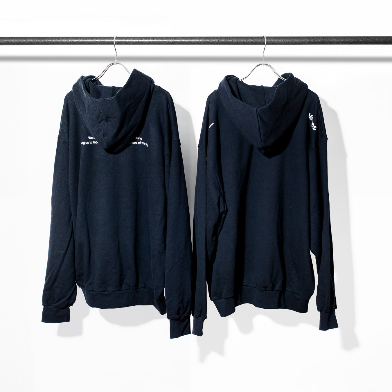 ■UNTRACE COLLEGE LOGO HOODIE(Navy×White) ■UNTRACE PHILOSOPHY HOODIE(Navy×White) 各¥20,900 税込