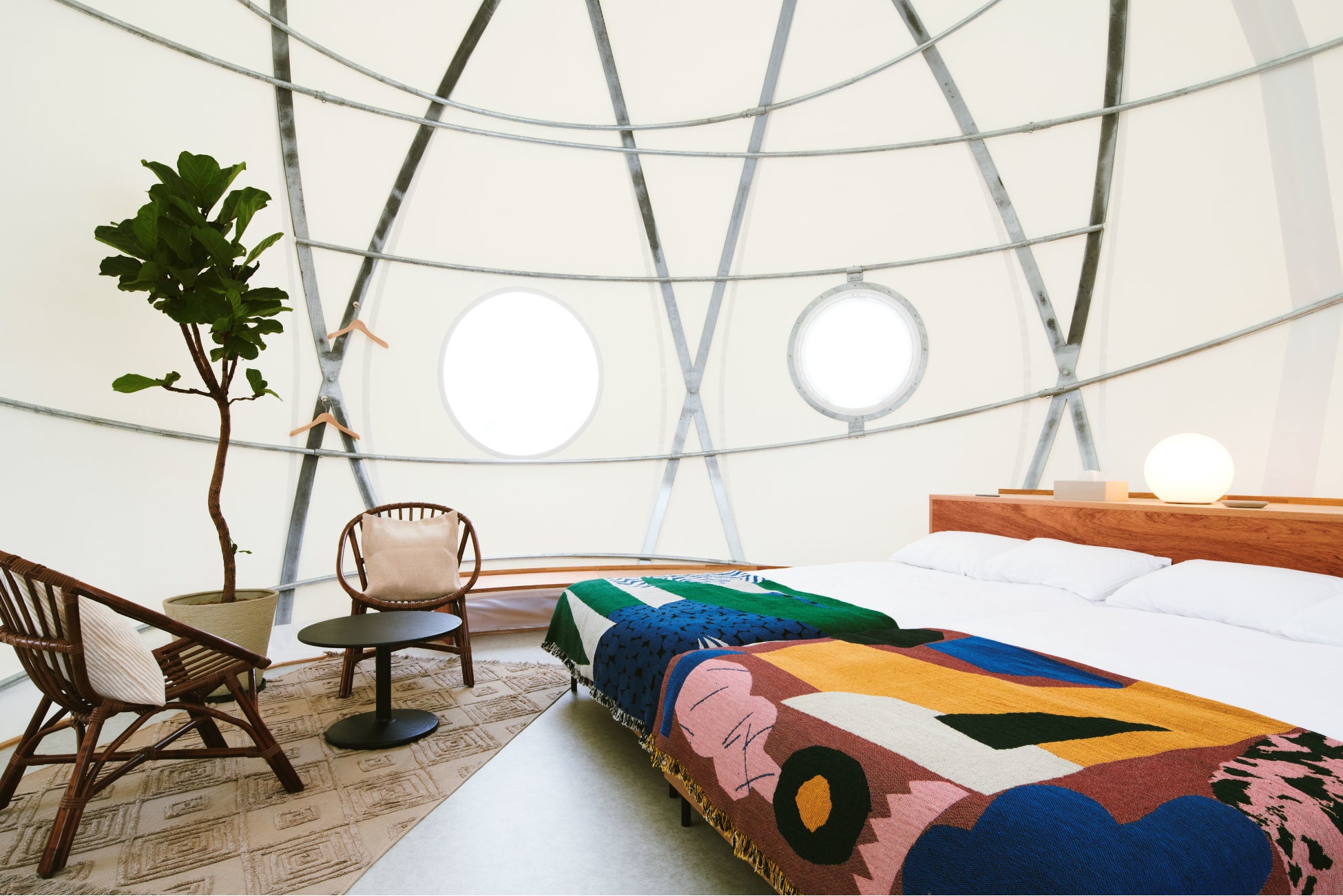 球体テントの客室内部©TAKAYA SAKANO